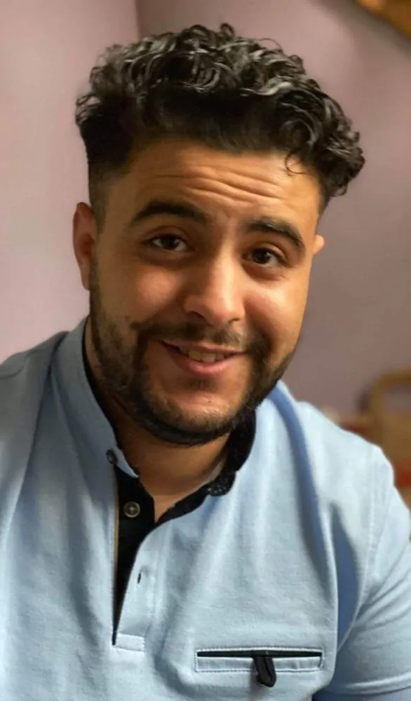 Photo de Mounir Lamara souriant, fond ville et coucher de soleil